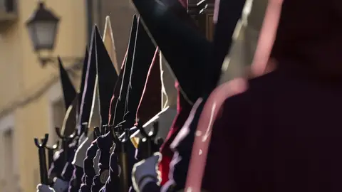 Nazarenos durante una procesión, en una imagen de archivo. Nazarenos durante una procesión, en una imagen de archivo.