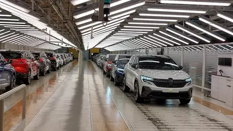 La factoría de Renault en Villamuriel trabajará en un turno de producción a partir del mes de julio .