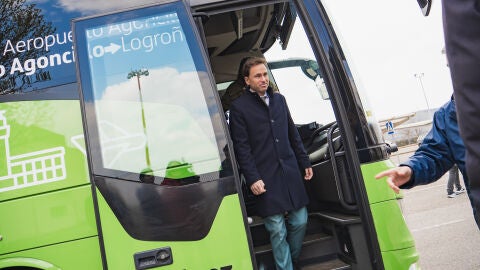 El consejero Daniel Os&eacute;s, en el nuevo autob&uacute;s al aeropuerto