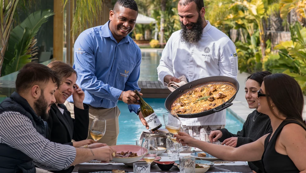 Un arroz en su punto bajo las palmeras en ‘Arròs i Brasses’ en Alcanar (Tarragona). Un arroz en su punto bajo las palmeras en ‘Arròs i Brasses’ en Alcanar (Tarragona).