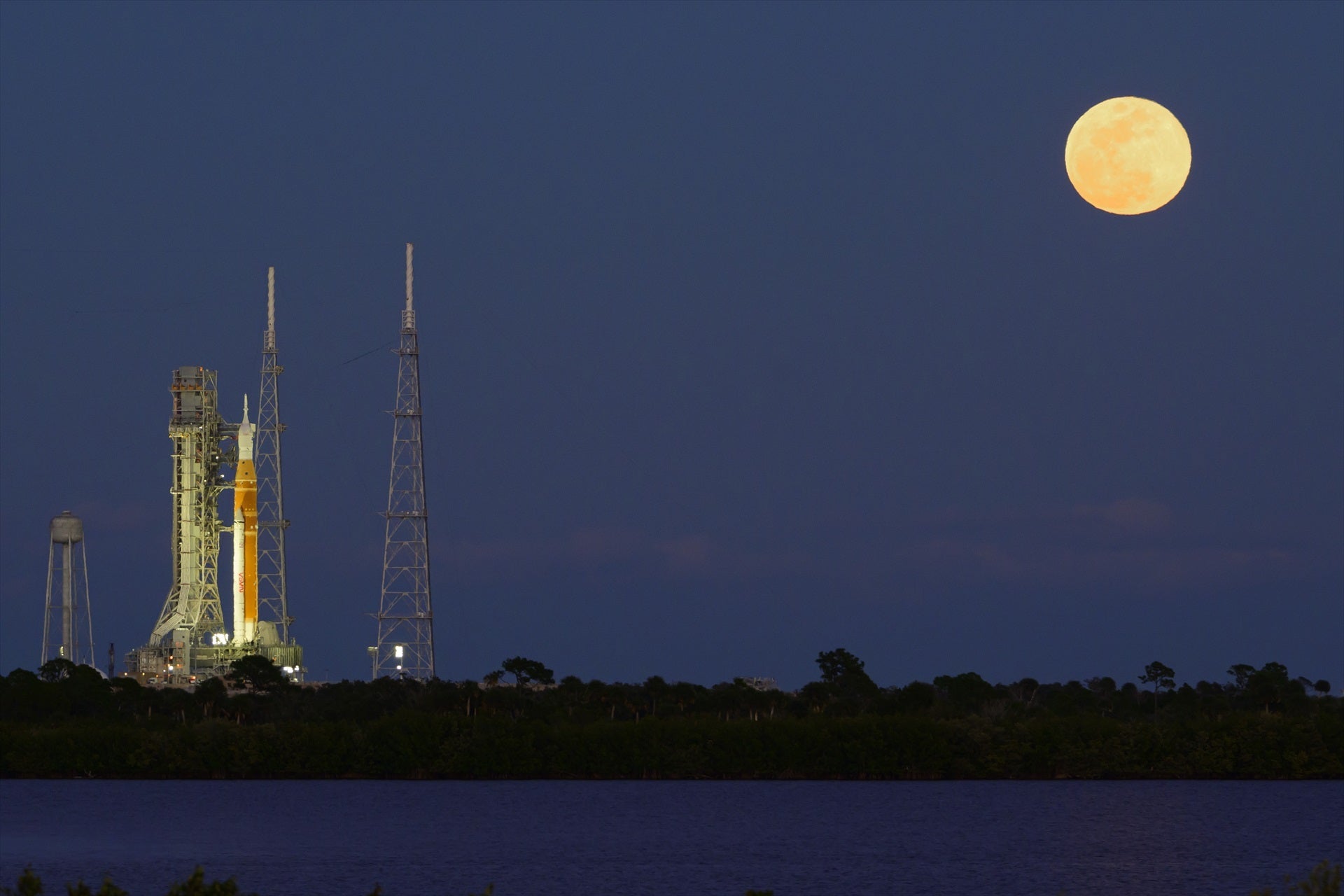El cohete Space Launch System (SLS) de la NASA, con la cápsula Orion en su parte superior, desde Florida con la Luna de fondo. El cohete Space Launch System (SLS) de la NASA, con la cápsula Orion en su parte superior, desde Florida con la Luna de fondo.