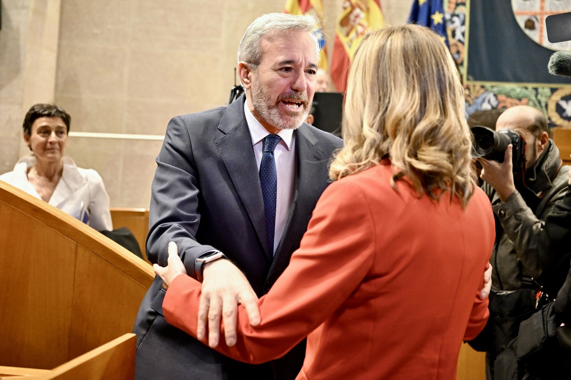 Jorge Azcón saluda a Pilar Alegría en las Cortes de Aragón Jorge Azcón saluda a Pilar Alegría en las Cortes de Aragón