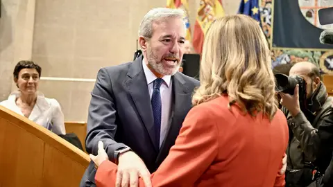 Jorge Azcón saluda a Pilar Alegría en las Cortes de Aragón Jorge Azcón saluda a Pilar Alegría en las Cortes de Aragón