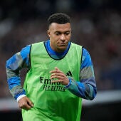Mbappé durante un calentamiento con el Real Madrid