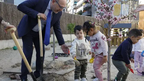 Madrid eleva a 4,4 millones las ayudas a proyectos de natalidad y apoyo a familias. Madrid eleva a 4,4 millones las ayudas a proyectos de natalidad y apoyo a familias.