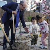 Madrid eleva a 4,4 millones las ayudas a proyectos de natalidad y apoyo a familias.