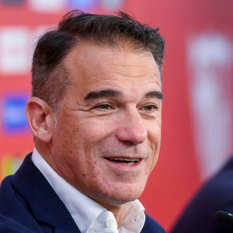 El nuevo técnico del Sevilla, Luis García Plaza, durante su presentación tras fichar hasta junio de 2027 en sustitución del argentino Matías Almeyda, destituido el lunes, este miércoles en el Ramón Sánchez Pizjuán