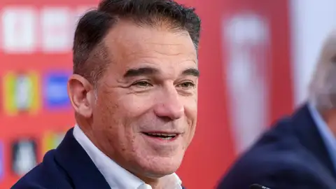 El nuevo técnico del Sevilla, Luis García Plaza, durante su presentación tras fichar hasta junio de 2027 en sustitución del argentino Matías Almeyda, destituido el lunes, este miércoles en el Ramón Sánchez Pizjuán El nuevo técnico del Sevilla, Luis García Plaza, durante su presentación tras fichar hasta junio de 2027 en sustitución del argentino Matías Almeyda, destituido el lunes, este miércoles en el Ramón Sánchez Pizjuán