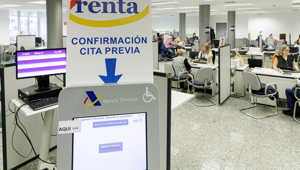 La Agencia Tributaria prestando asistencia a los ciudadanos en sus oficinas. La Agencia Tributaria prestando asistencia a los ciudadanos en sus oficinas.