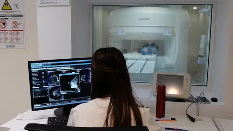 Imagen de archivo de una máquina de resonancias magnéticas en Vithas Madrid Aravaca Imagen de archivo de una máquina de resonancias magnéticas en Vithas Madrid Aravaca