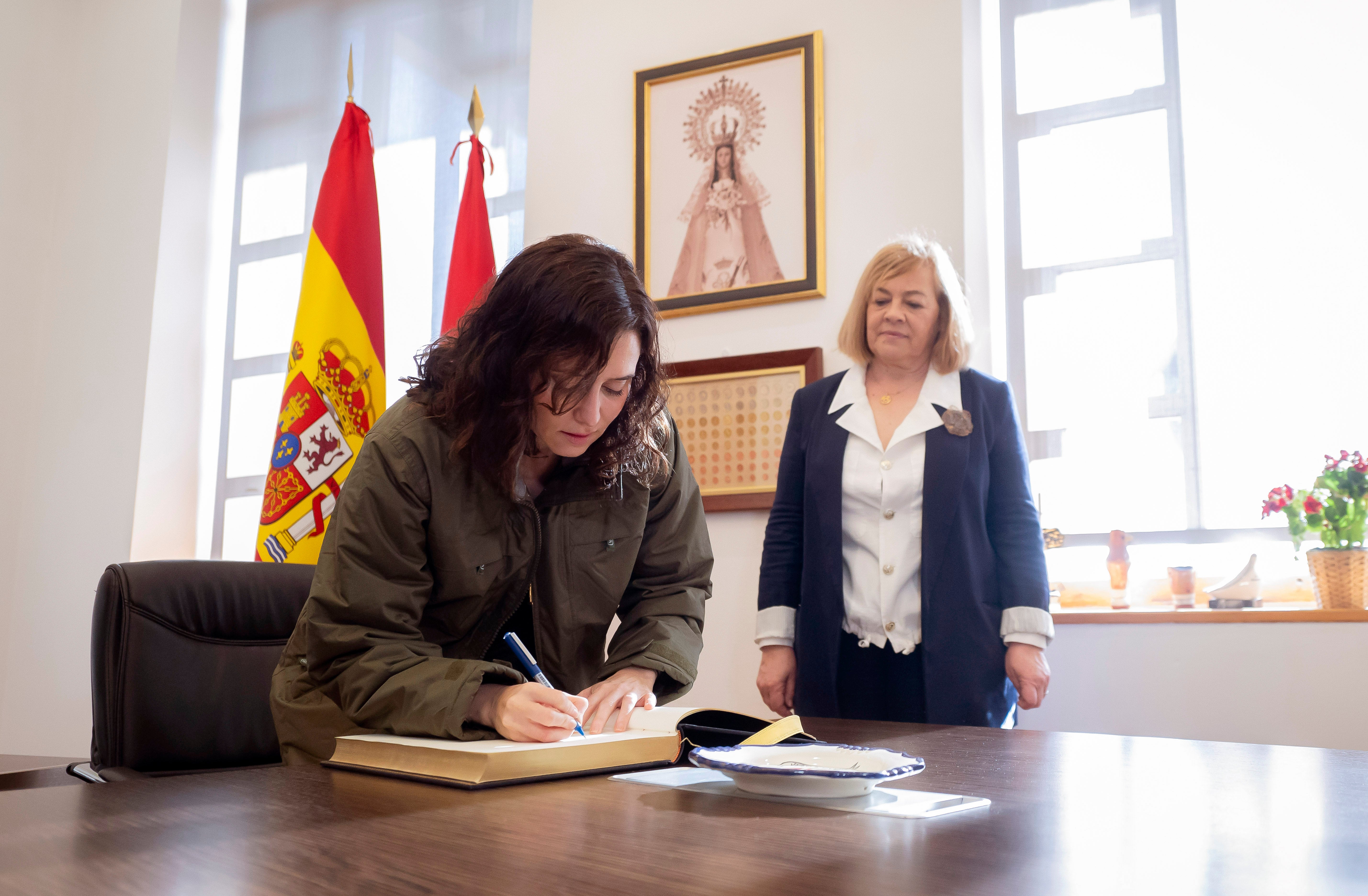 Ayuso acusa al Gobierno de Sánchez de boicot: “necesita que nada funcione en Madrid y apagar nuestra luz” Ayuso acusa al Gobierno de Sánchez de boicot: “necesita que nada funcione en Madrid y apagar nuestra luz”