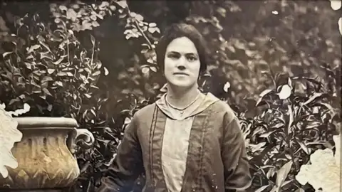 Trinidad fue fusilada en Paterna en 1939. Trinidad fue fusilada en Paterna en 1939.