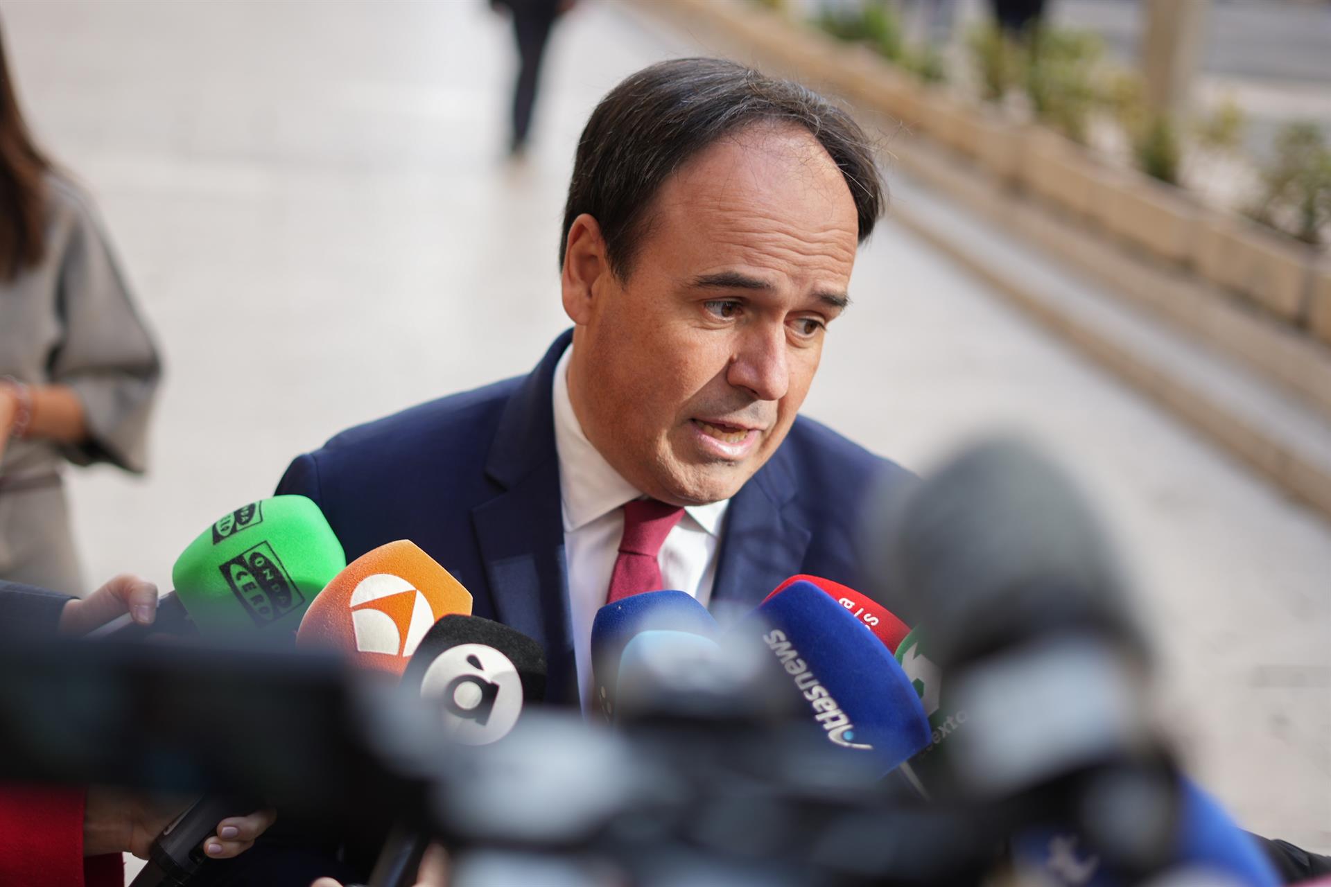 Llorca niega "trato de favor" hacia su pareja en el acceso a una plaza en la Diputació de València Llorca niega "trato de favor" hacia su pareja en el acceso a una plaza en la Diputació de València