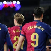 Ferran Torres y Robert Lewandowski en una foto de archivo