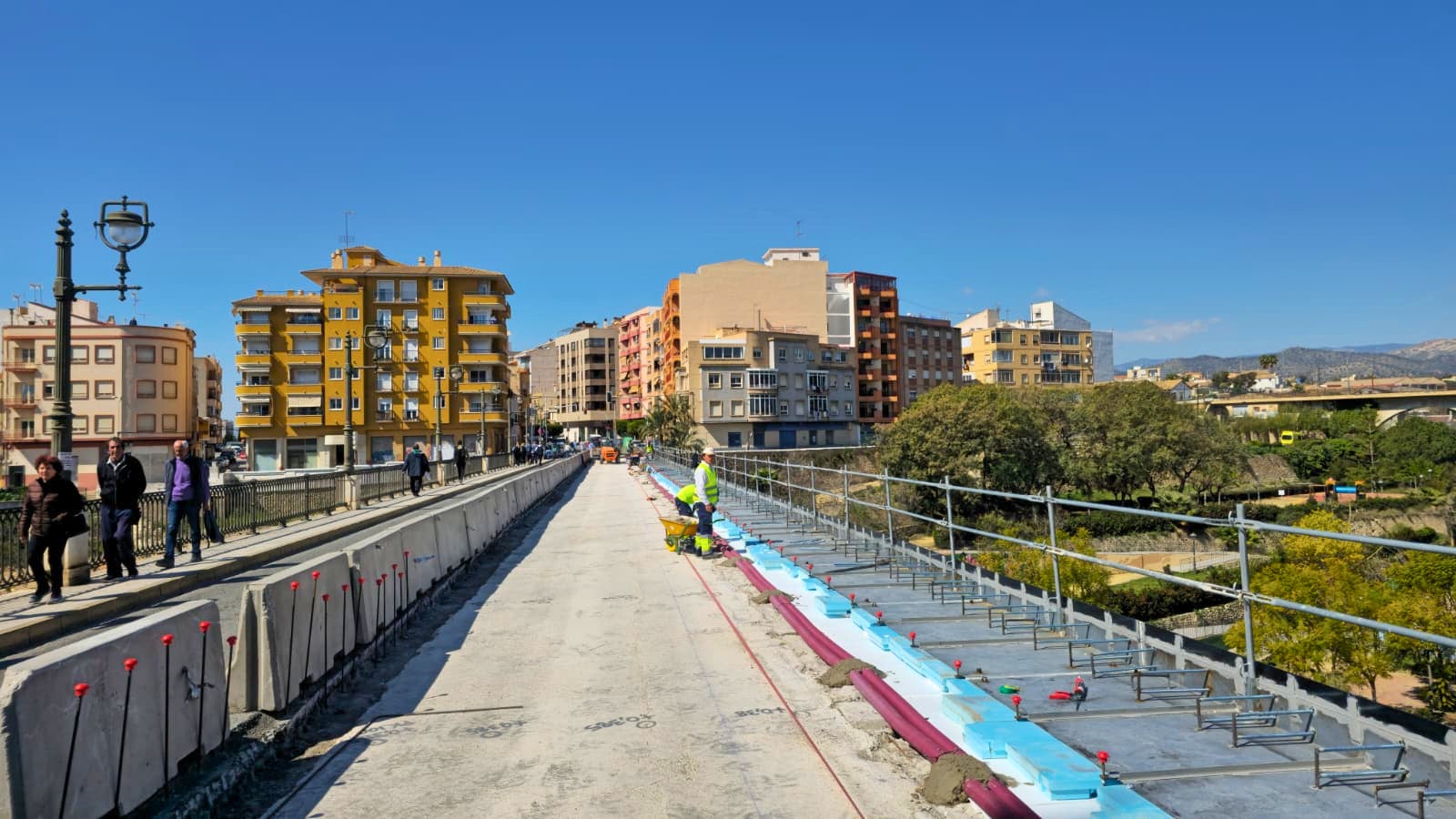 Colocan las placas de hierro que sostendrán el nuevo puente sobre el río Amadorio en Villajoyosa Colocan las placas de hierro que sostendrán el nuevo puente sobre el río Amadorio en Villajoyosa