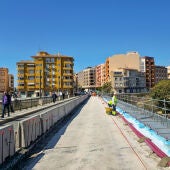 Colocan las placas de hierro que sostendrán el nuevo puente sobre el río Amadorio en Villajoyosa