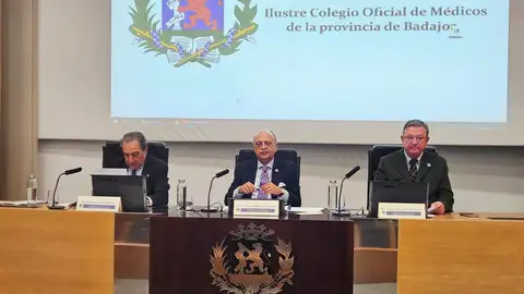 El Colegio de Médicos de Badajoz distingue a la Confederación Española de Sindicatos Médicos con su Medalla de Oro El Colegio de Médicos de Badajoz distingue a la Confederación Española de Sindicatos Médicos con su Medalla de Oro