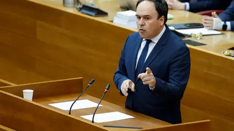 El president de la Generalitat, Juanfran Pérez Llorca, durante el pleno de Les Corts. El president de la Generalitat, Juanfran Pérez Llorca, durante el pleno de Les Corts.