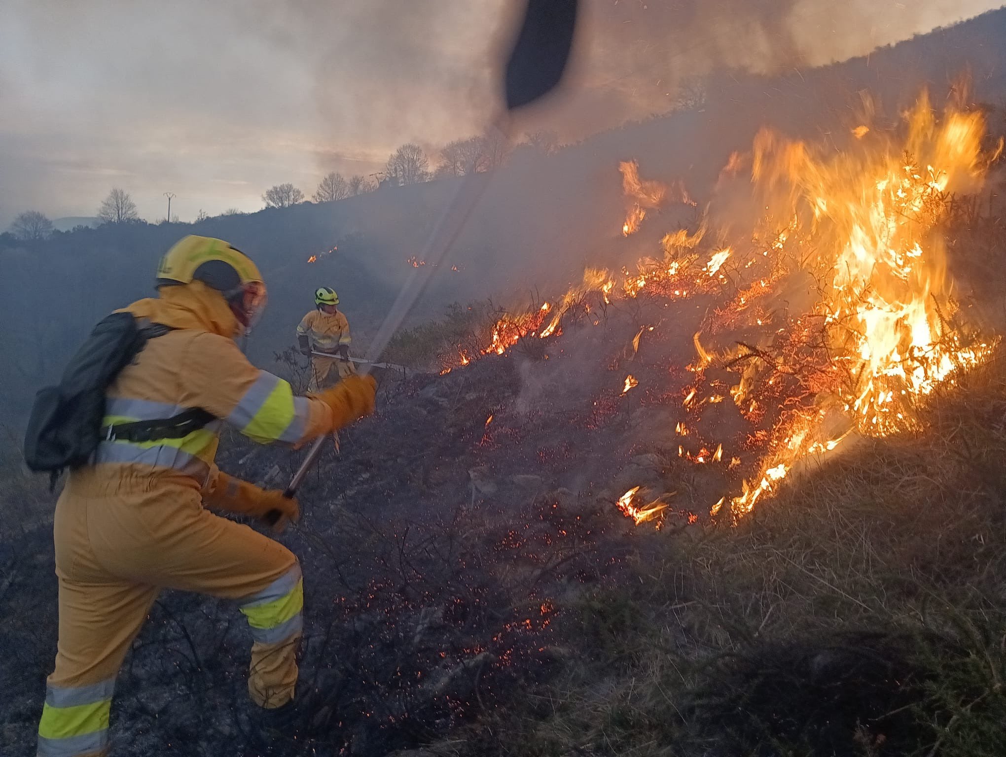 Bomberos forestales trabajando en un incendio provocado en Cantabria Bomberos forestales trabajando en un incendio provocado en Cantabria