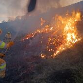 Bomberos forestales trabajando en un incendio provocado en Cantabria
