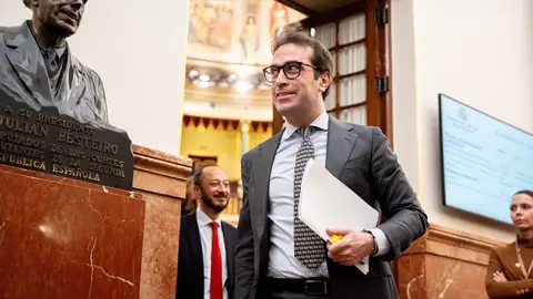 El ministro de Economía, Comercio y Empresa, Carlos Cuerpo, a su salida de una sesión plenaria, en el Congreso de los Diputados El ministro de Economía, Comercio y Empresa, Carlos Cuerpo, a su salida de una sesión plenaria, en el Congreso de los Diputados