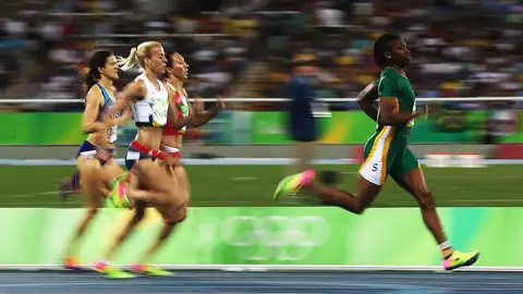 Caster Semenya, de Sudáfrica, compite en las semifinales de los 800 metros femeninos en el día 13 de los Juegos Olímpicos de Río 2016 en el Estadio Olímpico el 18 de agosto de 2016 en Río de Janeiro, Brasil. Caster Semenya, de Sudáfrica, compite en las semifinales de los 800 metros femeninos en el día 13 de los Juegos Olímpicos de Río 2016 en el Estadio Olímpico el 18 de agosto de 2016 en Río de Janeiro, Brasil.