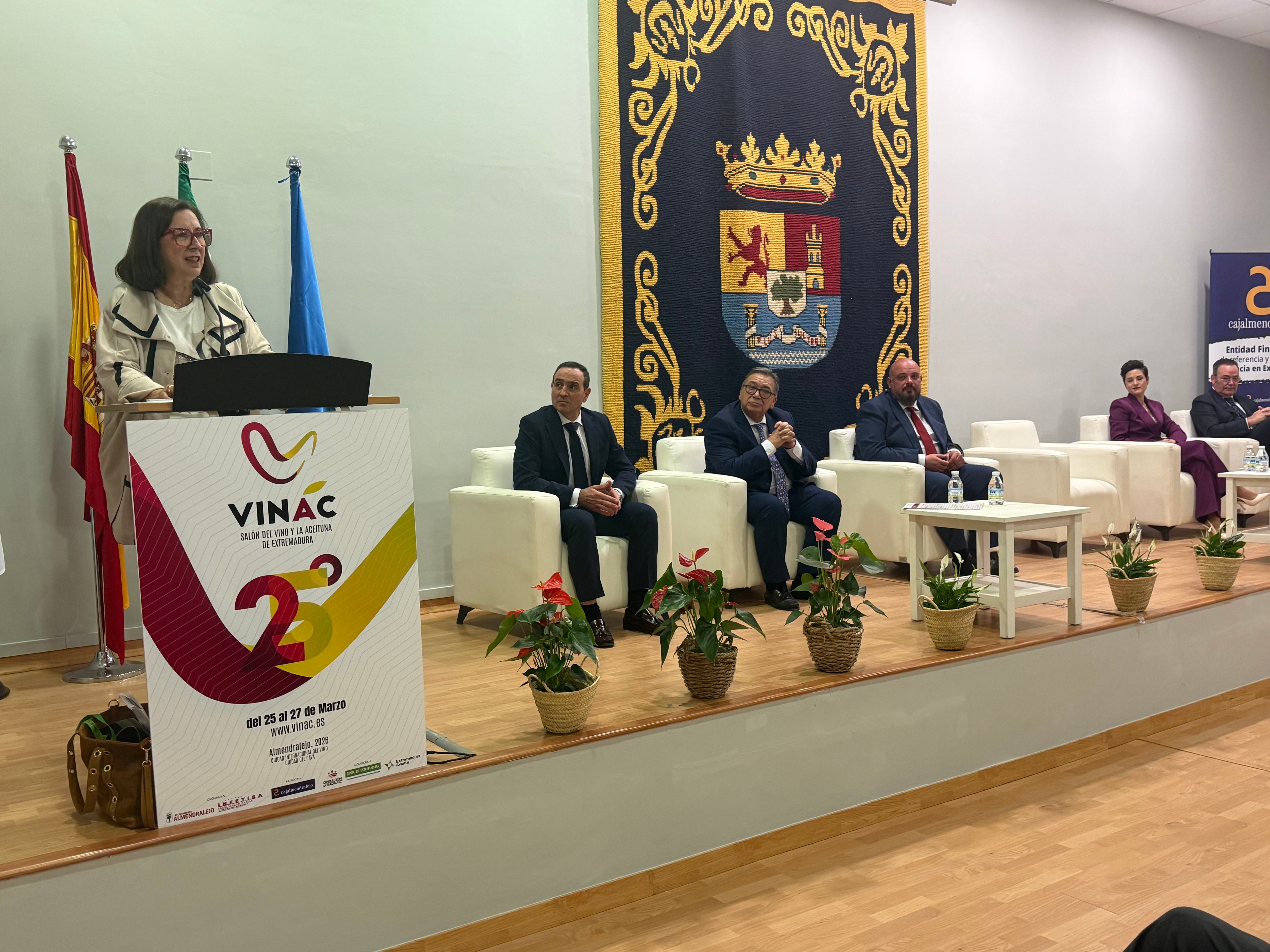 La Junta resalta la constancia y compromiso de los sectores vitícola y olivarero de Tierra de Barros en el 25 aniversario de la VINAC La Junta resalta la constancia y compromiso de los sectores vitícola y olivarero de Tierra de Barros en el 25 aniversario de la VINAC
