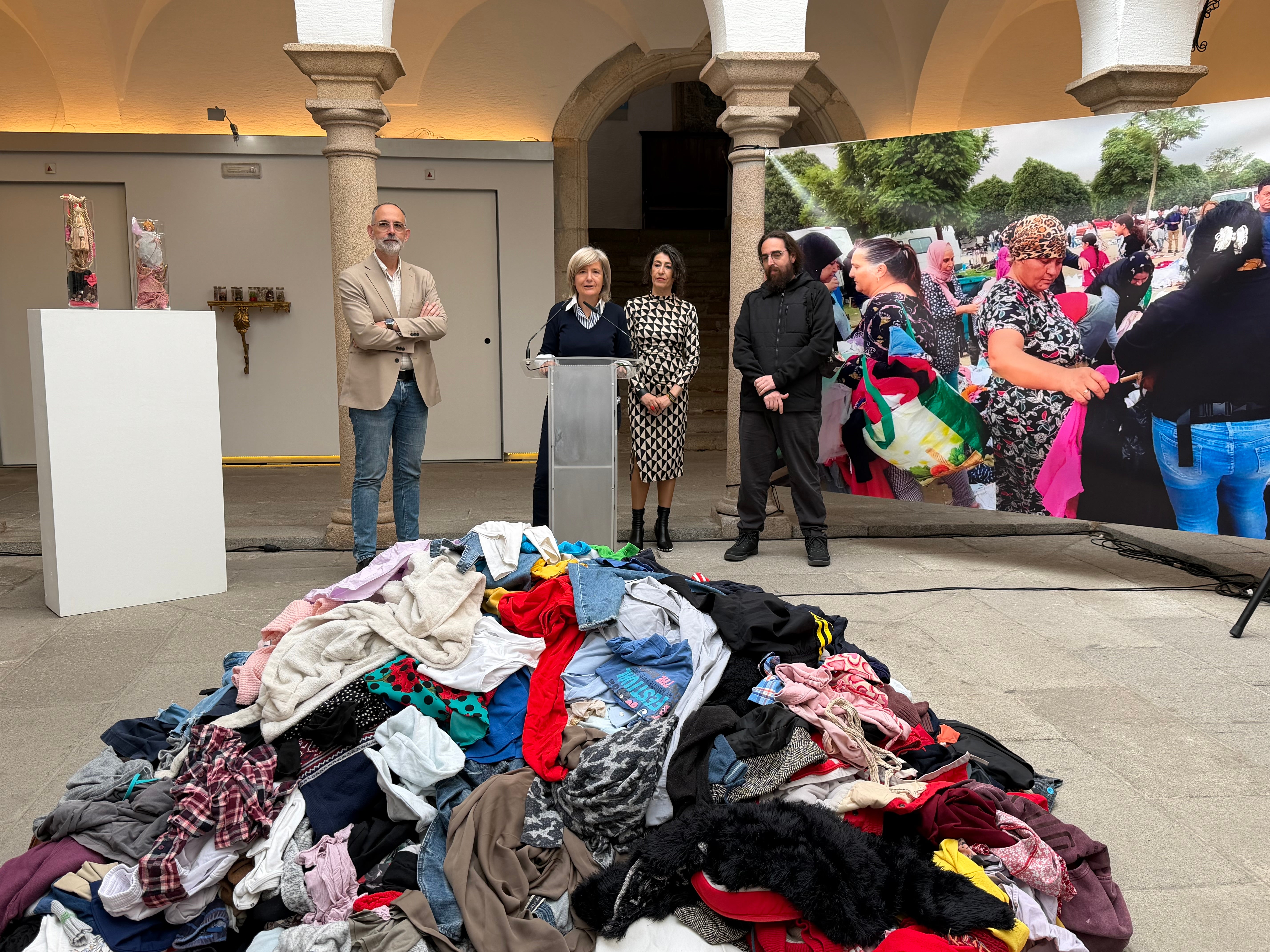 La sala de exposiciones Santa Clara de Mérida acoge la muestra 'Arkeología de la moda' de la artista extremeña Carmen Palop La sala de exposiciones Santa Clara de Mérida acoge la muestra 'Arkeología de la moda' de la artista extremeña Carmen Palop