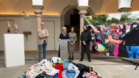 La sala de exposiciones Santa Clara de Mérida acoge la muestra 'Arkeología de la moda' de la artista extremeña Carmen Palop La sala de exposiciones Santa Clara de Mérida acoge la muestra 'Arkeología de la moda' de la artista extremeña Carmen Palop
