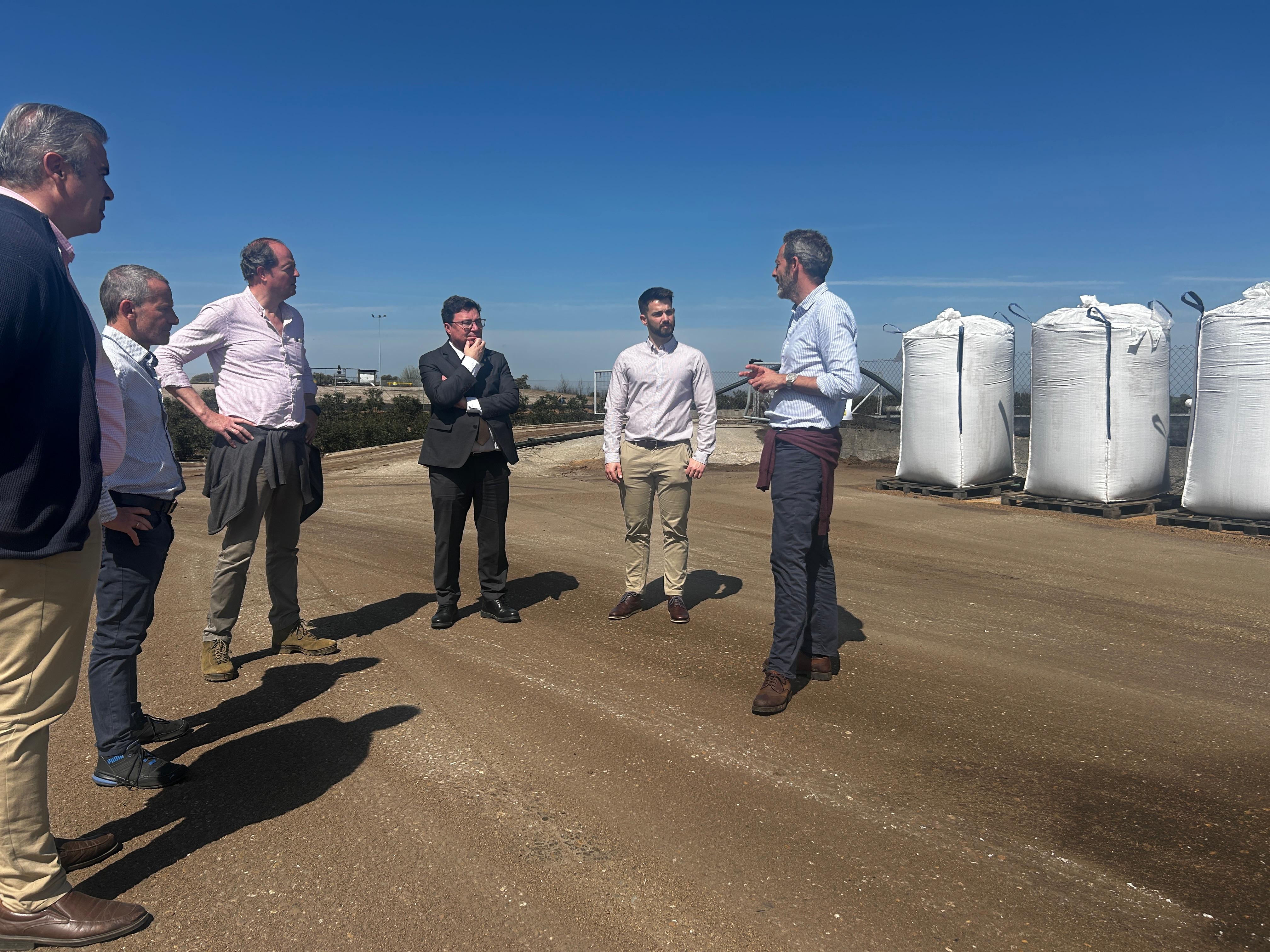 El consejero de Economía visita las empresas TROIL Vegas Altas, Complus y Smallops, ejemplos de innovación en FoodLab El consejero de Economía visita las empresas TROIL Vegas Altas, Complus y Smallops, ejemplos de innovación en FoodLab