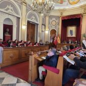 Badajoz rechaza la imposición de menús halal en centros públicos con el voto a favor de PP, Vox y el edil no adscrito