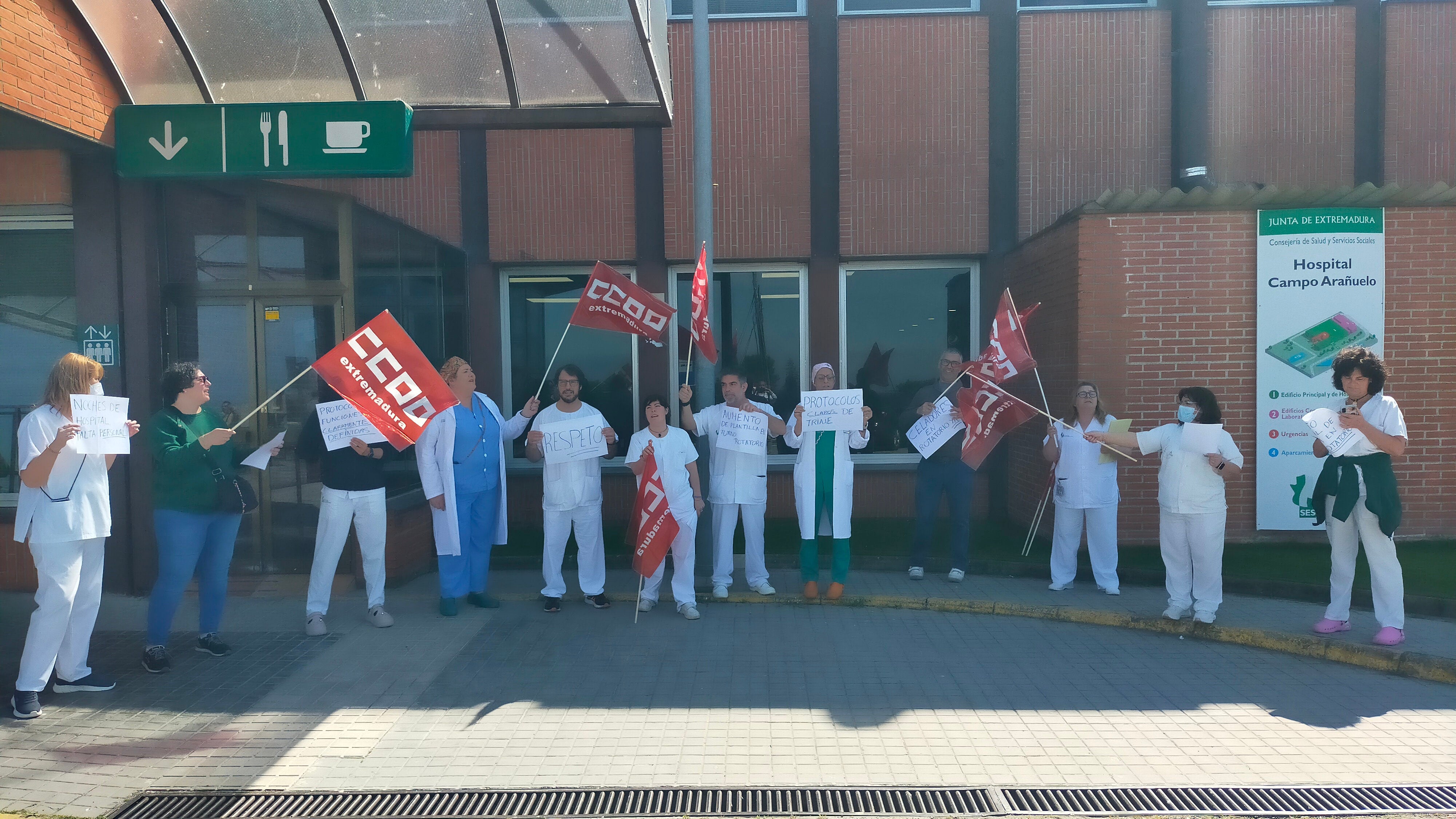 Nueva concentración de los celadores y celadoras del Hospital de Navalmoral reclamando condiciones laborales dignas Nueva concentración de los celadores y celadoras del Hospital de Navalmoral reclamando condiciones laborales dignas