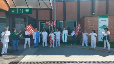 Nueva concentración de los celadores y celadoras del Hospital de Navalmoral reclamando condiciones laborales dignas Nueva concentración de los celadores y celadoras del Hospital de Navalmoral reclamando condiciones laborales dignas