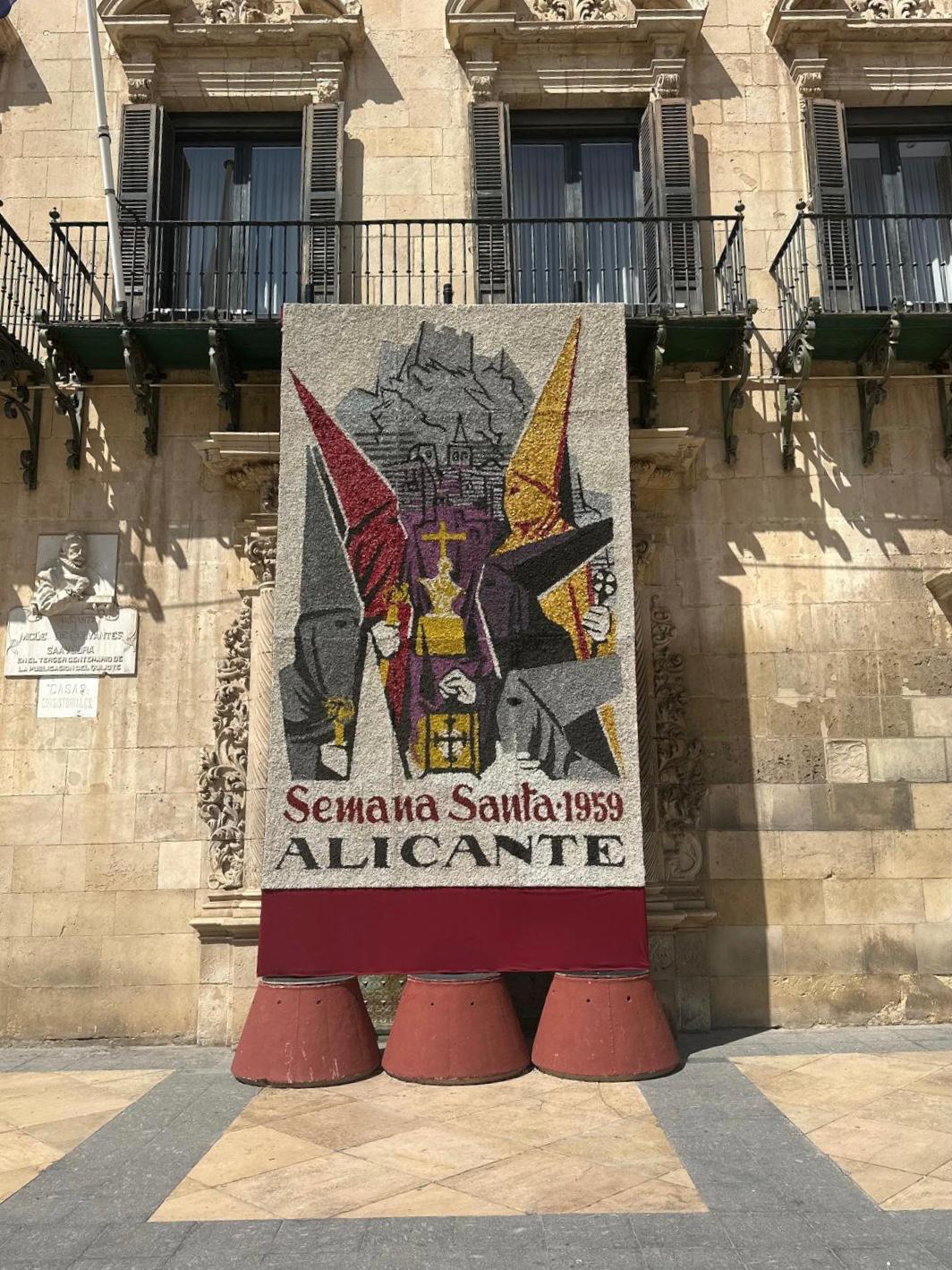La Semana Santa de Alicante llega al Ayuntamiento con los tapices florales alusivos a los carteles de 2026 y 1959 La Semana Santa de Alicante llega al Ayuntamiento con los tapices florales alusivos a los carteles de 2026 y 1959
