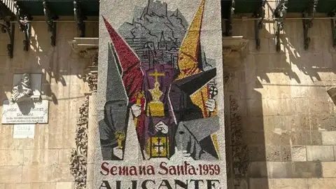 Un tapiz floral reproduce el cartel de la Semana Santa de 1959 Un tapiz floral reproduce el cartel de la Semana Santa de 1959