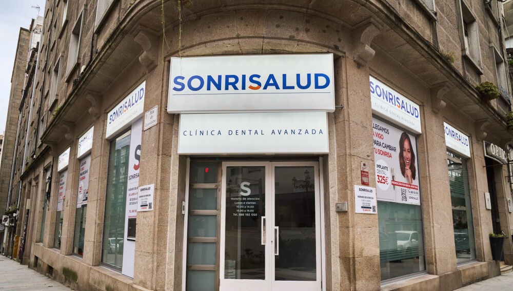 Vista de la entrada de la nueva clínica de Sonrisalud en Vigo