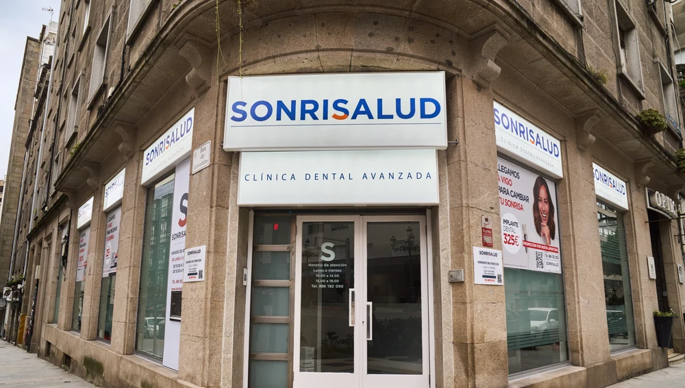 Vista de la entrada de la nueva clínica de Sonrisalud en Vigo Vista de la entrada de la nueva clínica de Sonrisalud en Vigo