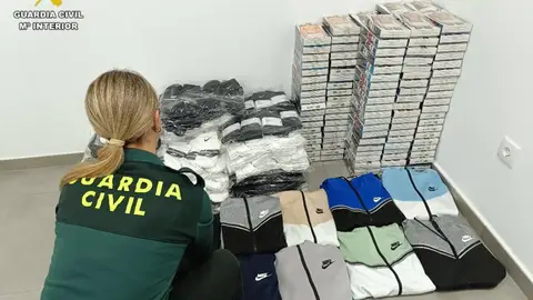 Investigado un varón tras ser descubierto con 800 prendas de ropa falsificadas para su venta en Coria Investigado un varón tras ser descubierto con 800 prendas de ropa falsificadas para su venta en Coria