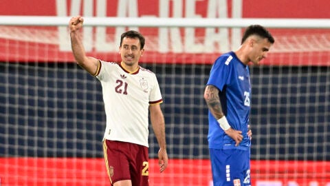 Oyarzabal celebra uno de sus goles a Serbia