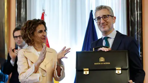 María Jesús Montero y Arcadi España durante el traspaso de carteras María Jesús Montero y Arcadi España durante el traspaso de carteras