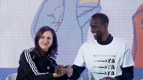 Serigne Mbaye junto a Ione Belarra en una foto de archivo