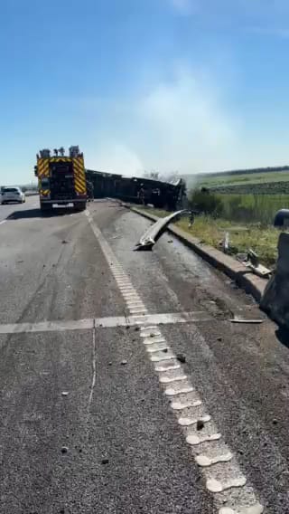 Un hombre de 24 años herido con quemaduras de segundo grado tras volcar su camión en la A5 a la altura de Badajoz Un hombre de 24 años herido con quemaduras de segundo grado tras volcar su camión en la A5 a la altura de Badajoz