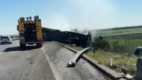 Un hombre de 24 años herido con quemaduras de segundo grado tras volcar su camión en la A5 a la altura de Badajoz Un hombre de 24 años herido con quemaduras de segundo grado tras volcar su camión en la A5 a la altura de Badajoz