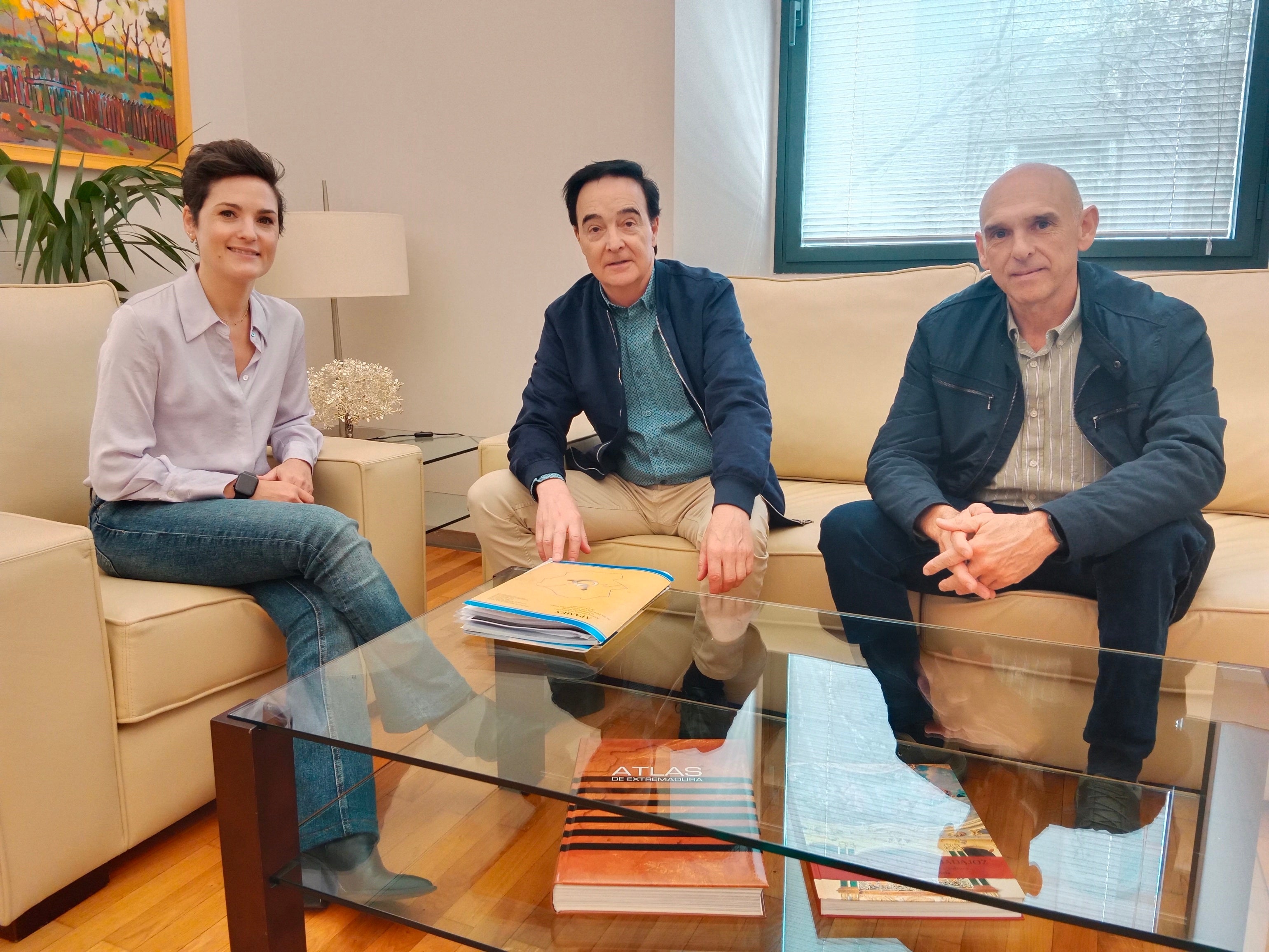 APAMEX mantiene un encuentro con la Presidenta de la Diputación de Badajoz Raquel Del Puerto APAMEX mantiene un encuentro con la Presidenta de la Diputación de Badajoz Raquel Del Puerto