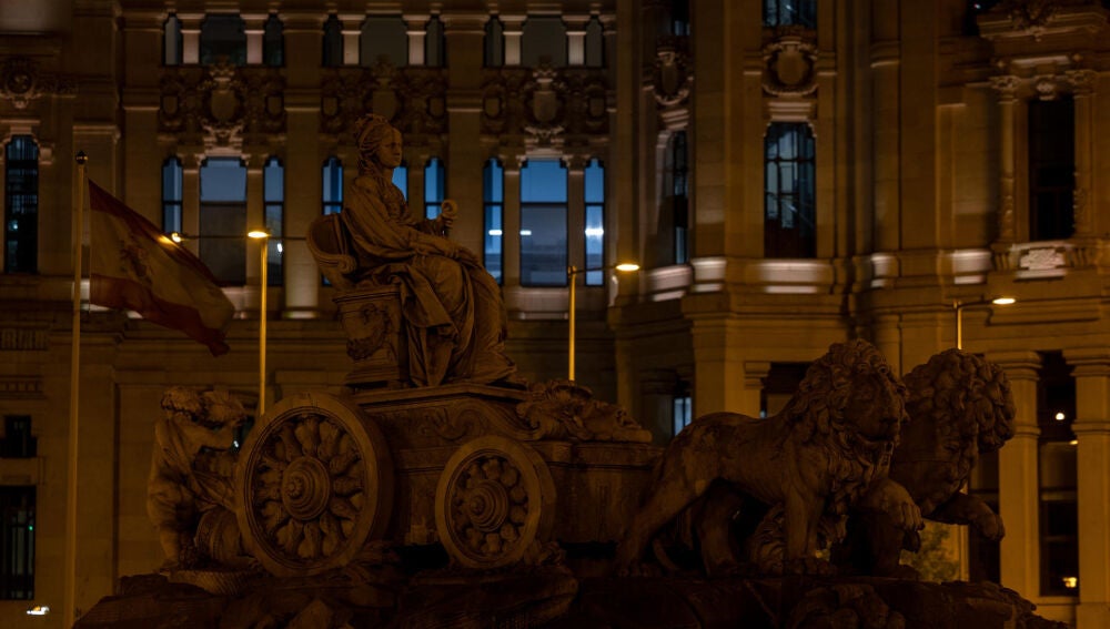 La fuente de Cibeles en Madrid se une al apagón simbólico de la Hora del Planeta, el mayor movimiento global en defensa de la naturaleza