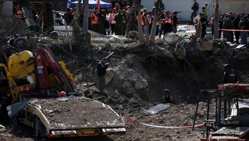 Un enorme socavón tras el impacto de un misil