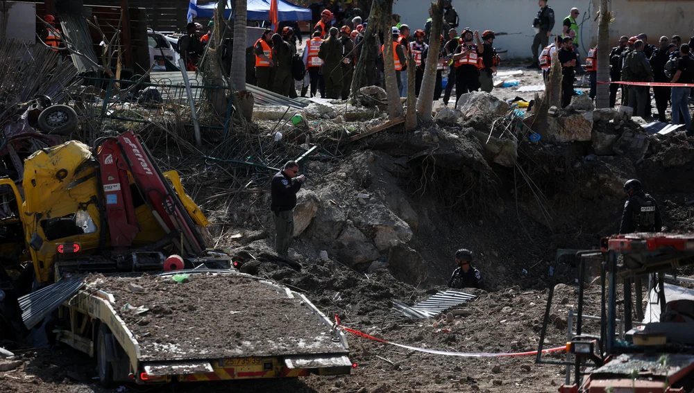 Un enorme socavón tras el impacto de un misil Un enorme socavón tras el impacto de un misil