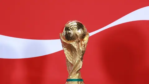 El trofeo del Mundial durante una exposición organizada por Coca Cola en el Santiago Bernabéu El trofeo del Mundial durante una exposición organizada por Coca Cola en el Santiago Bernabéu