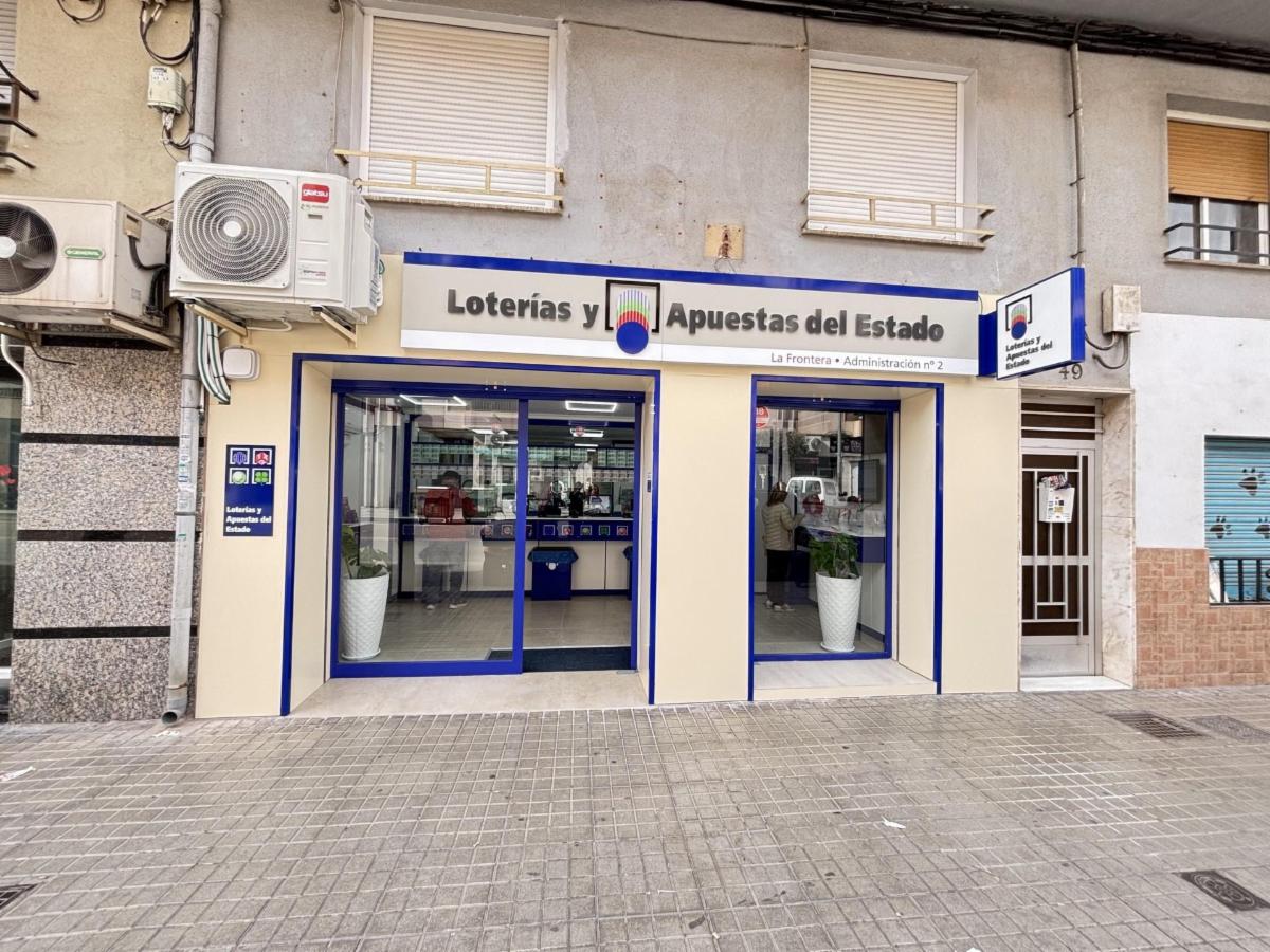La Lotería Nacional deja 240.000 euros en Petrer con el segundo premio vendido en la administración ‘La Frontera’ La Lotería Nacional deja 240.000 euros en Petrer con el segundo premio vendido en la administración ‘La Frontera’