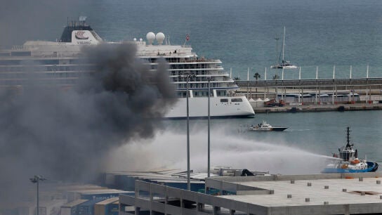 Los bomberos tratan de sofocar el incendio